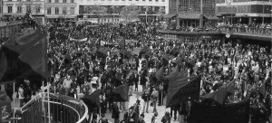 1.mai-demo-flaggen